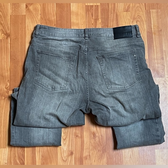 Like New DKNY Authentic Jeans Mens 34w/32L Bedford Slim Fit - Picture 7 of 10